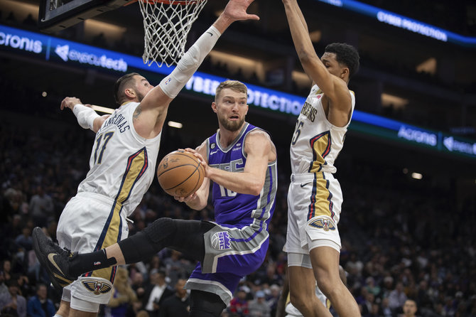 „Scanpix“/AP nuotr./Domantas Sabonis prieš Joną Valančiūną