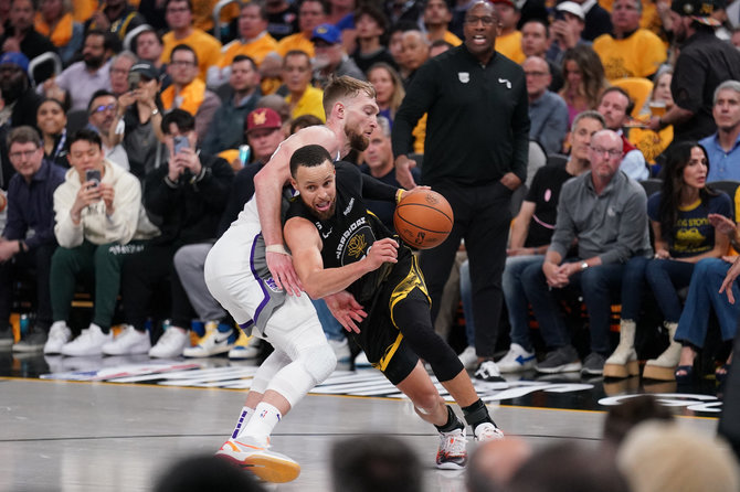 Scanpix/USA TODAY Sports via Reuters Con nuotr./Domantas Sabonis prieš Stepheną Curry