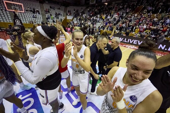 FIBA nuotr./Justė Jocytė su komandos draugėmis