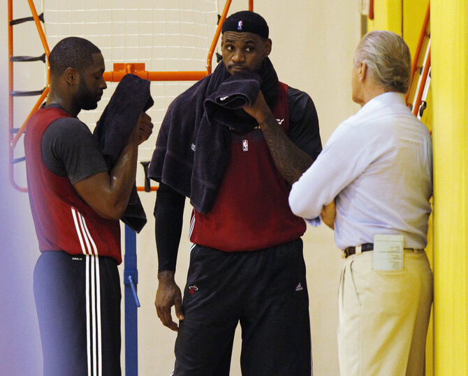 „Scanpix“ ir „Skyforce“ klubo nuotr./Iš kairės: Dwyane'as Wade'as, LeBronas Jamesas, Patas Riley