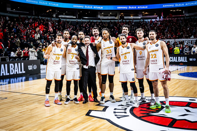 FIBA nuotr./Gianmarco Pozzecco su žaidėjais