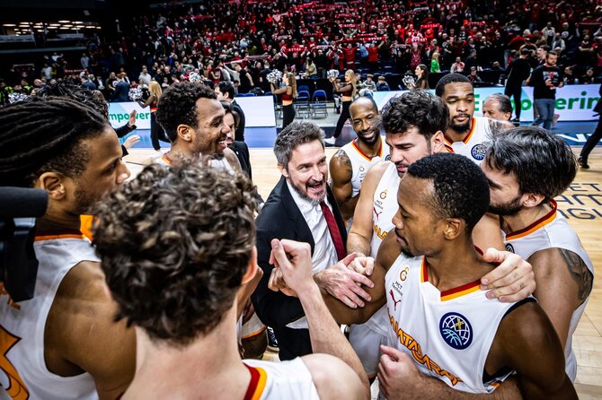 FIBA nuotr./Gianmarco Pozzecco su žaidėjais
