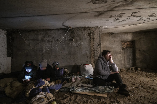 „The New York Times“/Lynsey Addario nuotr./Žmonės slepiasi rūsiuose