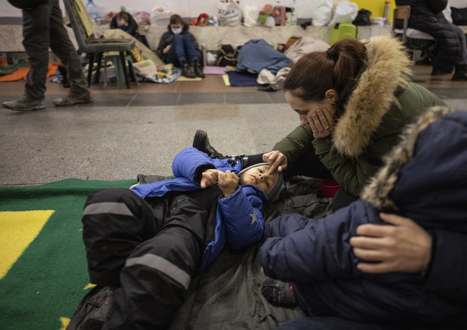 „The New York Times“/Linsey Addario nuotr./Kyjivo metro slepiasi žmonės