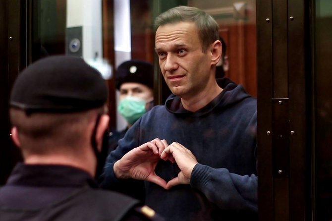 „Reuters“/„Scanpix“ nuotr./A.Navalnas teismo posėdžio metu rodo širdies ženklą savo žmonai