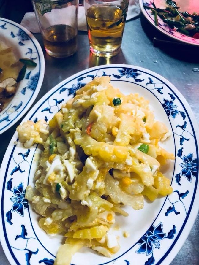 Evelinos Stundžienės nuotr./Raukšlėtasis svaidenis (bitter melon) su sūdytų kiaušinių tryniais – vienas vietinių favoritų, Taipėjus, Taivanas