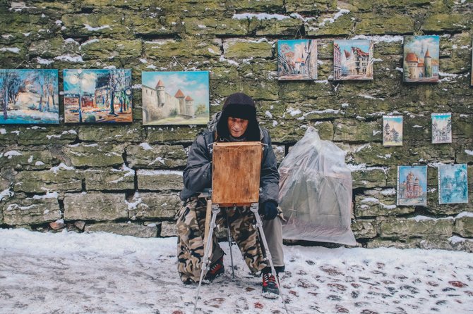 Ethan Hu nuotr./ Unsplash nuotr./Gatvės tapytojas Estijoje