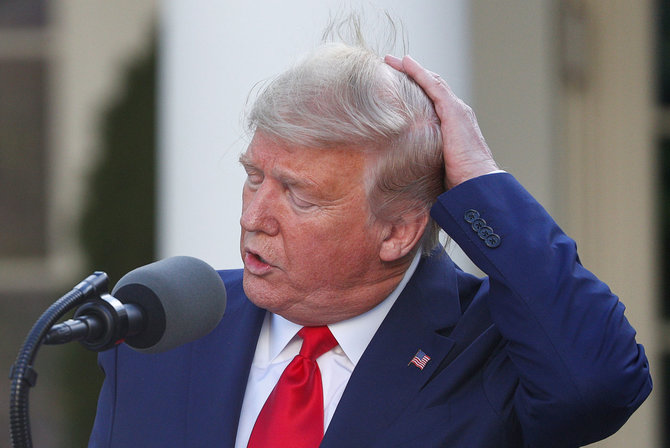 „Reuters“/„Scanpix“ nuotr./Donaldas Trumpas ir jo karantino šukuosena