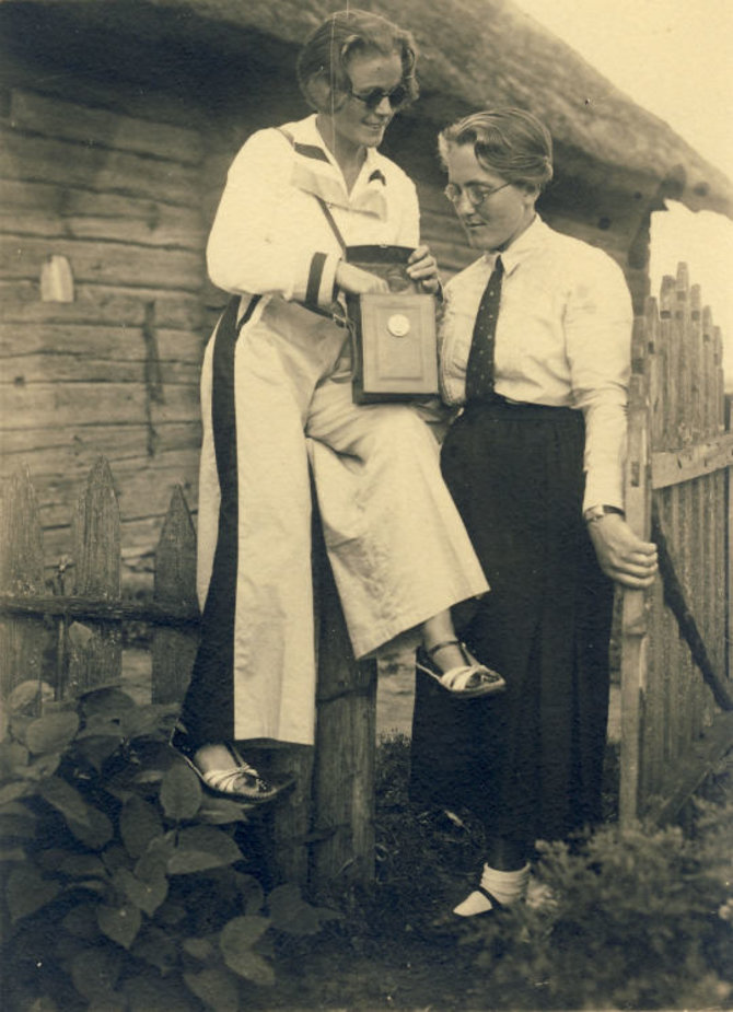 Kupiškio etnografijos muziejus/Pasitarimas Marytės su Vėra. 1933 m. Su seserimi Marijona
