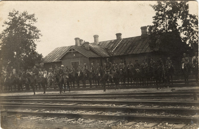 Z.Goštauto archyvas/ Žemaičių muziejus „Alka“/Lietuvius aplenkę ir Vilnių užėmę bolševikų kavaleristai Lentvaryje. 1920 m. liepos 15 d.