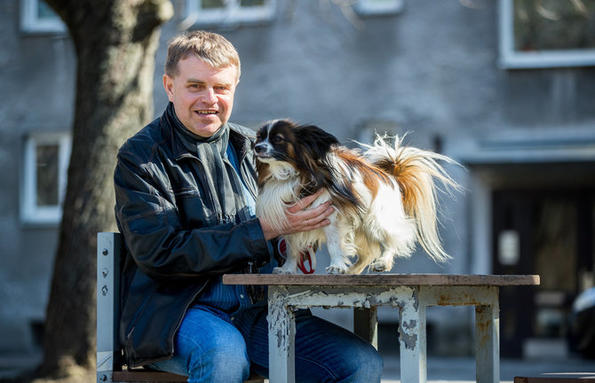 „Scanpix“ nuotr./Estų rašytojas Andrusas Kivirähkas ir jo šuo Robiniga