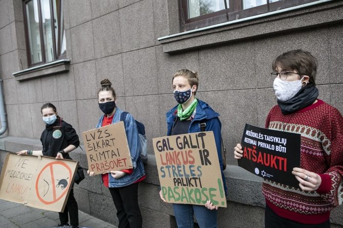 Organizatorių nuotr./„Fridays For Future“ protestas prieš medžioklę lankais Vilniuje