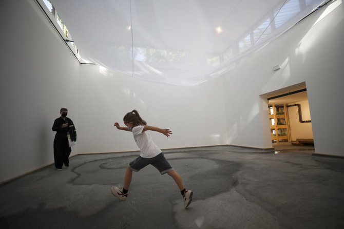 „Scanpix“/AP nuotr./Vaikas žaidžia Danijos paviljone „Con-nect-ed-ness“