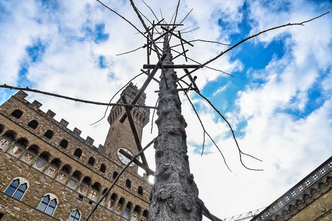 AFP/„Scanpix“ nuotr./Florencijoje esanti Giuseppe Penone skulptūra, skirta 700-osioms Dante's Alighierio mirties metinėms