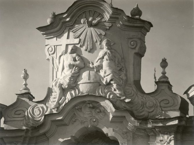 Jano Bulhako nuotr./ Lietuvos nacionalinio muziejaus nuotr./Bazilijonų vienuolyno vartų frontonas, 1937 m.