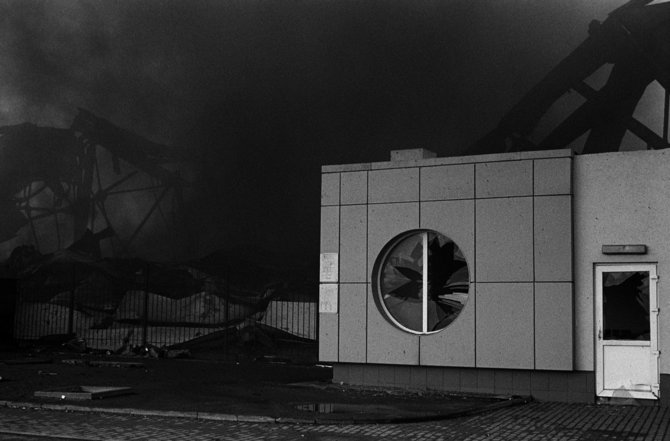 Aleksandro Gliadelovo nuotr./ NDG archyvo nuotr./Gaisras biurų pastate po apšaudymo. Čaiki, 2022
