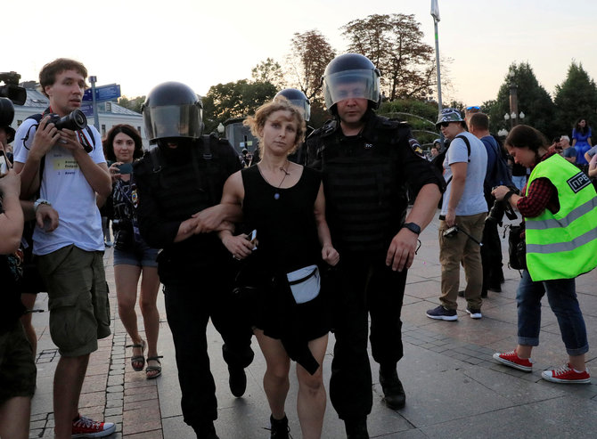 „Reuters“/„Scanpix“ nuotr./Rusų policija suima Mariją Aliochiną, 2019 metai