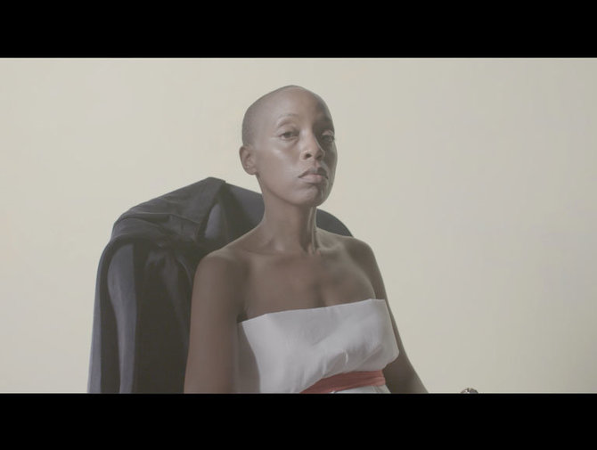 kadras iš filmo/„Prizmė“ (2021) yra kolektyvinis trijų menininkių An van Dienderen, Rosine Mbakam ir Eleonore Yameogo filmas