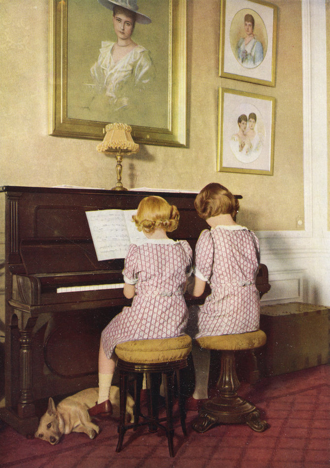 „Scanpix“ nuotr./Princesės Elizabeth and Margaret mokosi groti pianinu