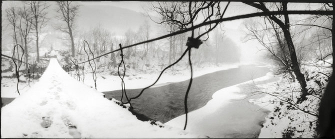 Sylvios Plachy nuotr./Hanging Bridge, Ukraine 2010