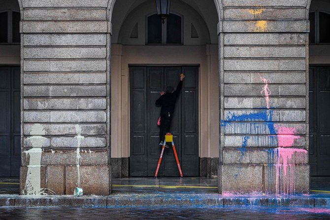 AFP/„Scanpix“ nuotr./Klimato aktyvistai apipylė dažais Milano operos teatro „La Scala“ įėjimą