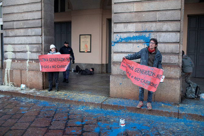 AFP/„Scanpix“ nuotr./Klimato aktyvistai apipylė dažais Milano operos teatro „La Scala“ įėjimą