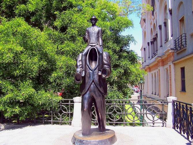 Wikipedia Commons nuotr./Franco Kafkos skulptūra Prahoje, Čekijoje