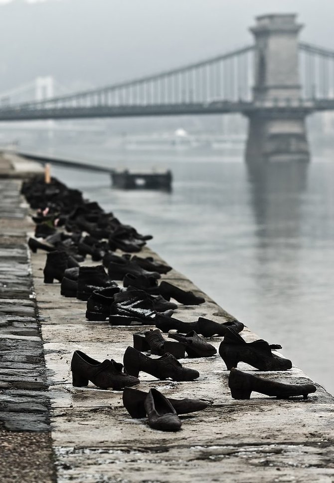 Wikipedia Commons nuotr./„The Shoes on the Danube Bank“ (liet. „Batai ant Dunojaus pakrantės“) Budapeštas, Vengrija