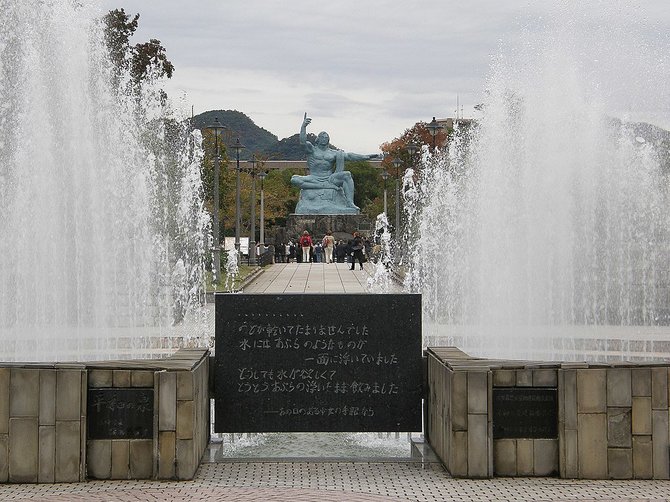 Wikipedia Commons nuotr./Nagasakio taikos statula, Nagasakis, Japonija
