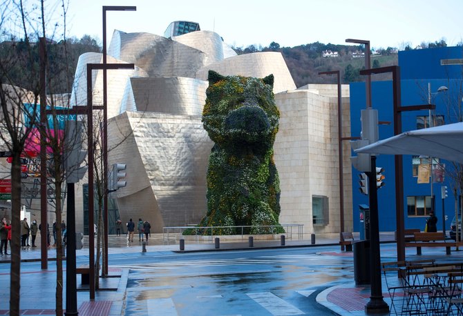 AFP/„Scanpix“ nuotr./Jeffo Koonso darbas „Šuniukas“ (angl. „Puppy“) Bilbao Guggenheimo muziejuje, Bilbao, 2020 metai