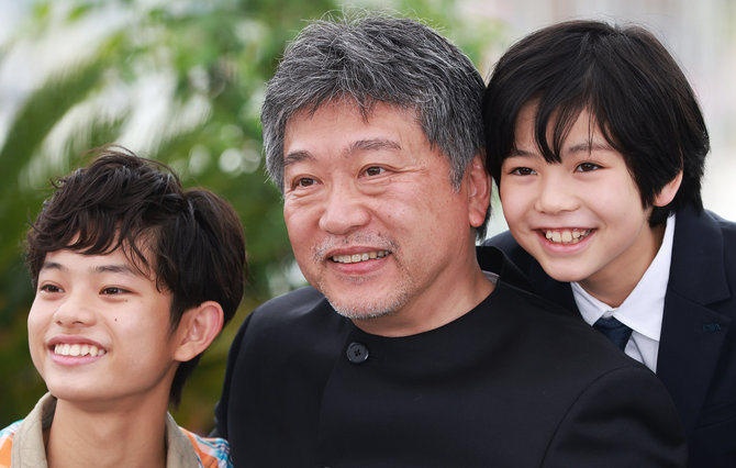 „Scanpix“ nuotr./Japonų režisierius Kore-Eda Hirokazu su aktoriais, Kanų kino festivalis, 2023 metai