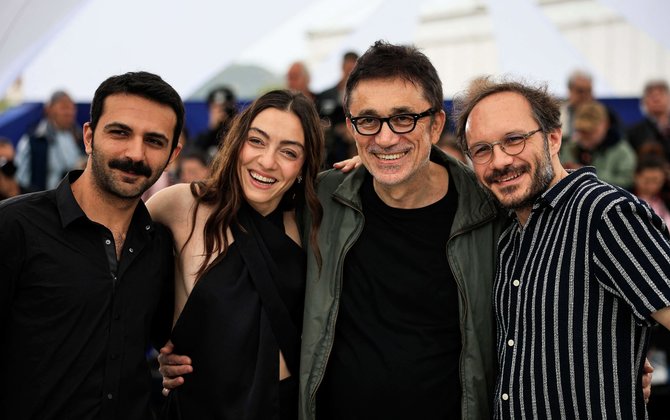 AFP/„Scanpix“ nuotr./Turkų aktorius Musabas Ekici, aktorė Merve Dizdar, režisierius Nuri Bilge Ceylanas bei aktorius Denizas Celiloğlu