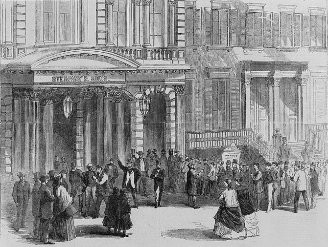 Wikipedia Commons nuotr./Žiūrovų, perkančių bilietus į Charleso Dickenso skaitymus Steinvėjaus salėje, minia, Niujorkas, 1867