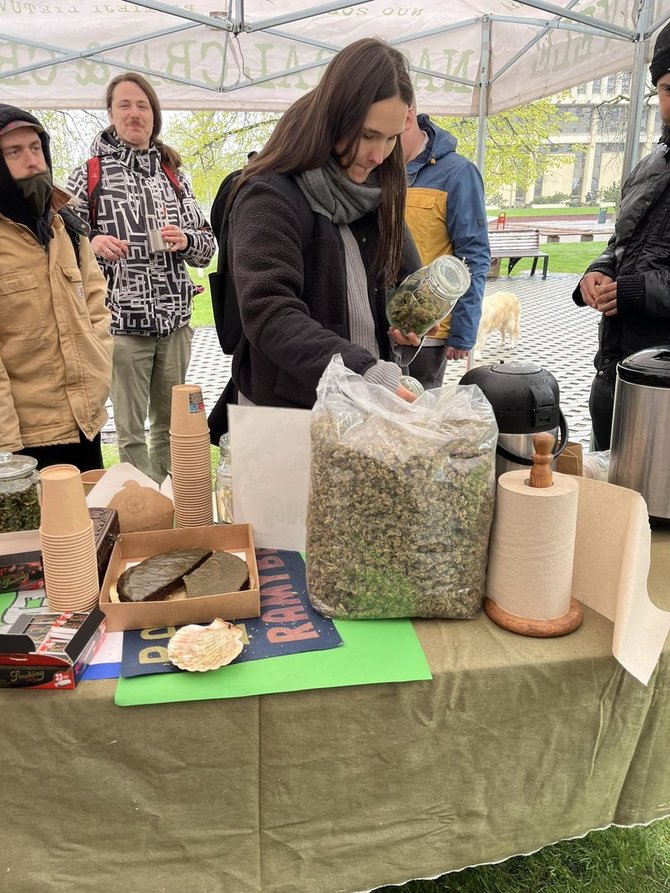 Justo Rudžiansko nuotr./Prie Seimo keliasdešimt asmenų dalyvavo protesto akcijoje, skirtoje palaikyti už prekybą kanapių produktais nuteistą M.Simanyną