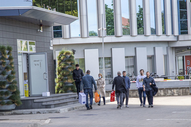 Ernestos Čičiurkaitės / 15min nuotr./Žmonės sugrįžta ir pradeda darbą biuruose