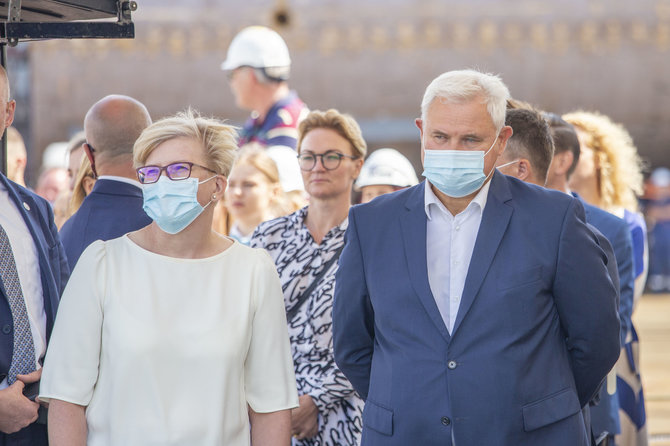 Ernestos Čičiurkaitės / 15min nuotr./Ingrida Šimonytė ir Vytautas Grubliauskas kelto „Klaipėda“ krikštynų ceremonijoje