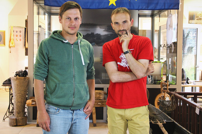 Karolinos Savickytės nuotr./Merkinės krašto muziejaus mokslinis darbuotojas Žygimantas Buržinskas (kairėje) ir muziejaus direktorius Mindaugas Černiauskas. 