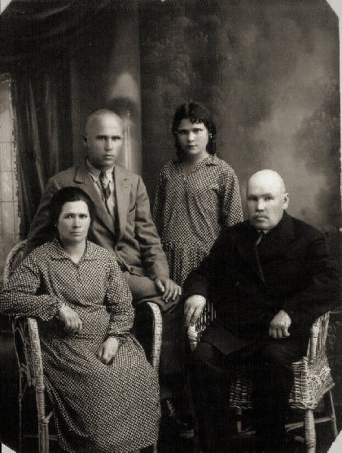 I.Korsakienės archyvai /Jadvyga Šušytė su šeima: tėvu Jonu, motina Magdalena, broliu Leonu (stovi)