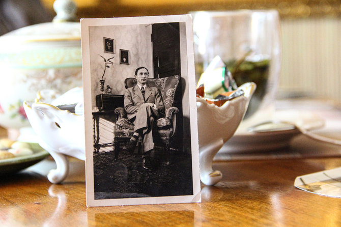 Karolinos Savickytės nuotr./Fotografija, kurioje S.Evansevičius užfiksuotas sėdintis namų svetainėje; JAV