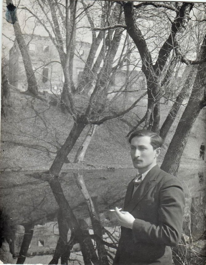 I.Korsakienės archyvai /Samuelis Evansevičius prie Biržų pilies; 1936 m.