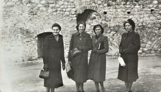 I.Korsakienės archyvai /J.Šušytė (antra iš dešinės) su draugėmis; prie Gedimino pilies Vilniuje; 1940 m. balandžio 28 d.