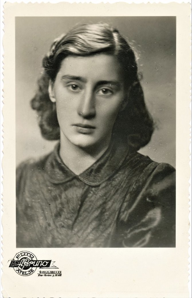 G.Butkevičiaus šeimos archyvai/M.Butkevičienės dukra Ona Butkevičiūtė-Griniuvienė. Šiauliai, 1942 m.