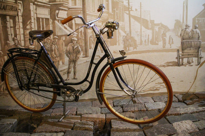 Karolinos Savickytės nuotr./Tarpukarinis moteriškas dviratis