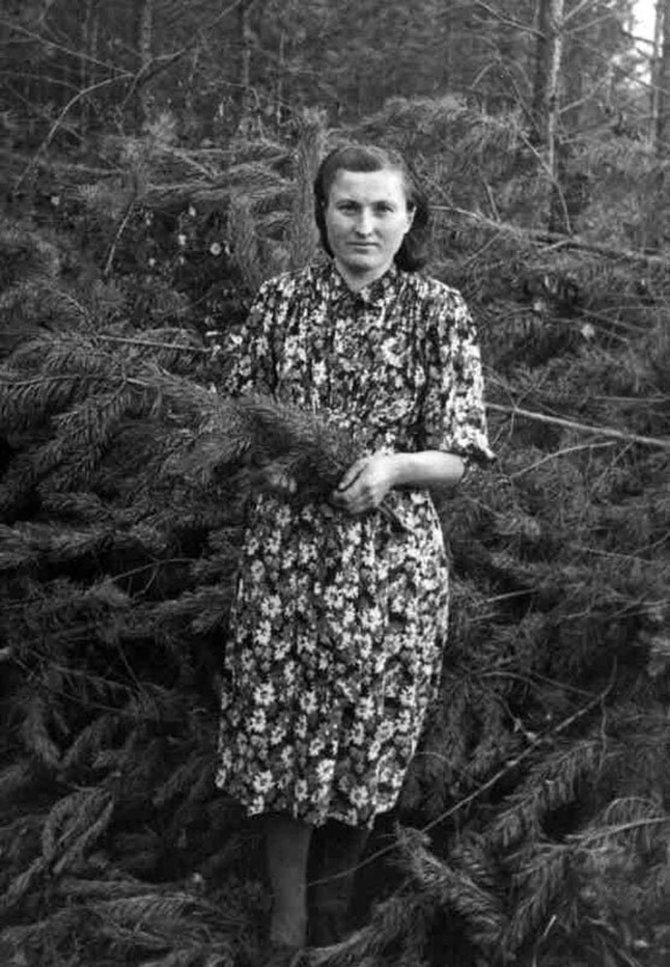 Asmeninio archyvo nuotr./Marijona Gricienė 1953 metais Irkutsko srities miške.