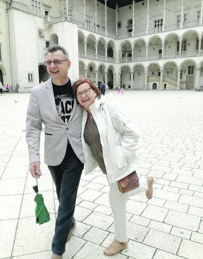 Asmeninio archyvo nuotr./Karalių rūmuose Krokuvoje su vyru Stanislavu. 2017 m.