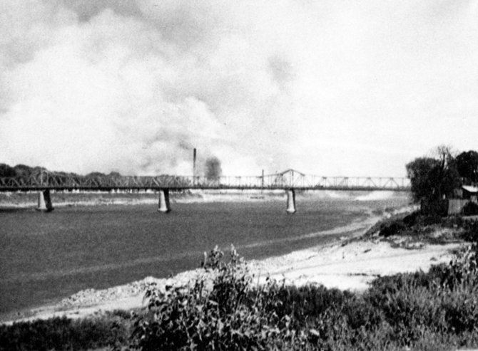 Leidyklos „Briedis“ nuotr./002 Tiltas per Dauguvos upę Daugpilyje (Latvija). Miestas dega, bet tiltas sveikas. 1941 m. birželio 26-ąją, auštant, šį tiltą užėmė ir ėmė kontroliuoti 8- osios „Brandenburgo“ kuopos grupė, kuriai vadovavo leitenantas Hansas Wolframas Knaakas