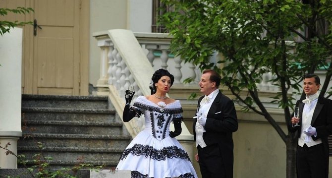 Klaipėdos valstybinio muzikinio teatro nuotr./R.Petrauskaitė ir V.Tarasovas. „Traviata“ laikrodžių muziejaus kiemelyje, Muzikinio rugpjūčio metu
