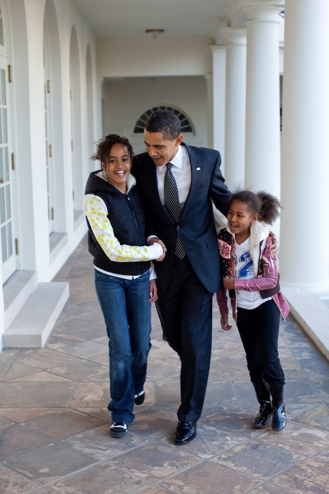 Pete Souza nuotr./Barackas su dukterimis Baltuosiuose rūmuose, Malija (kairėje) ir Sasha