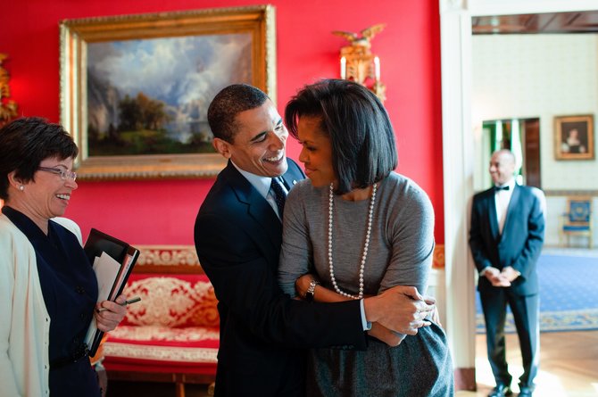 Pete Souza nuotr./Barackas ir Michelle Raudonajame kambaryje