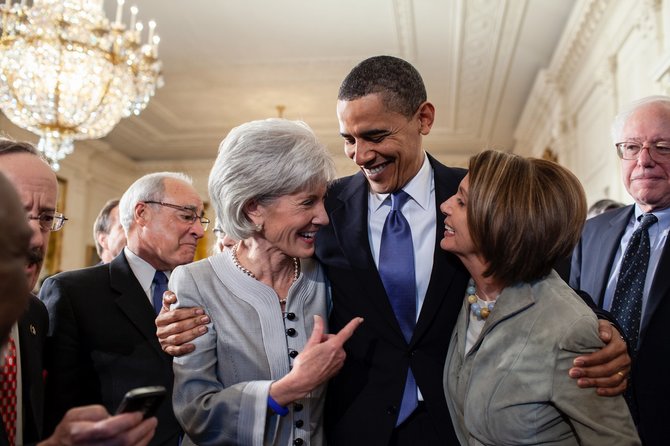 Pete Souza nuotr./Obama su Kathleen Sebelius (kairėje) ir Nancy Pelosi Baltuosiuose rūmuose